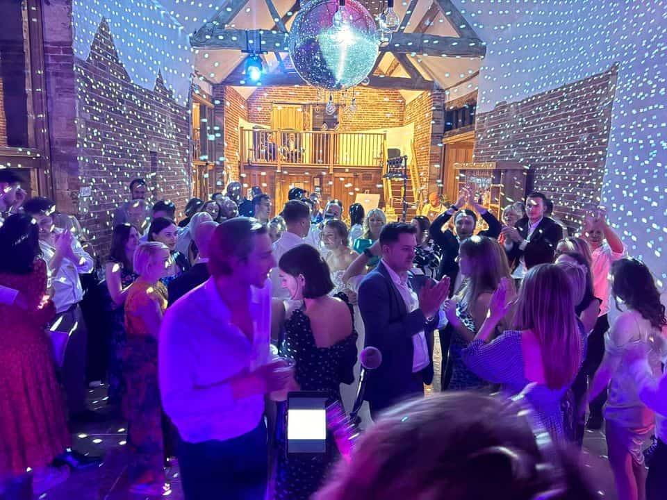 Epic night tonight for Alice and Alex wedding in Stratford…congratulations guys , tonight was an absolute pleasure, a real lively bunch and a show to remember!!
#theanthemics
#partyband
#coversband