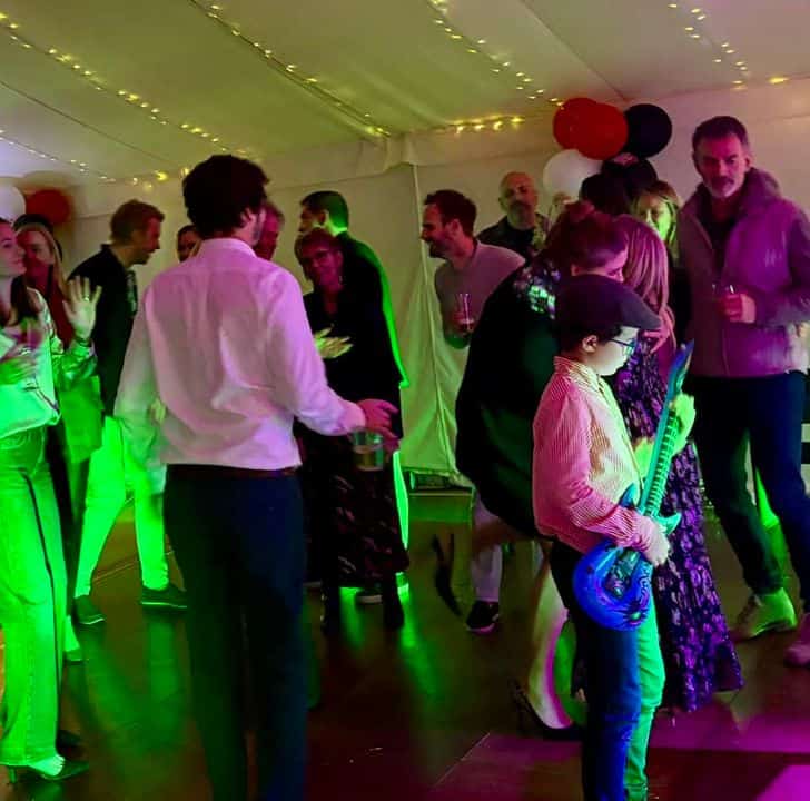 Incredible vibes from the party people in the Cotswolds last night at Sarah’s party. We had speeches from 10 year olds, not to mention a first class performance on vocals and piano from Theo and his buddy!  The guests were buzzing all evening and we had a great time! Big thanks to Eric and Sarah for making us feel so welcome with a free bar and food for the night….lets do it again sometime….we had a real blast ! 🎸🎤🥁🎸
#theanthemics
#coversband
#partyband